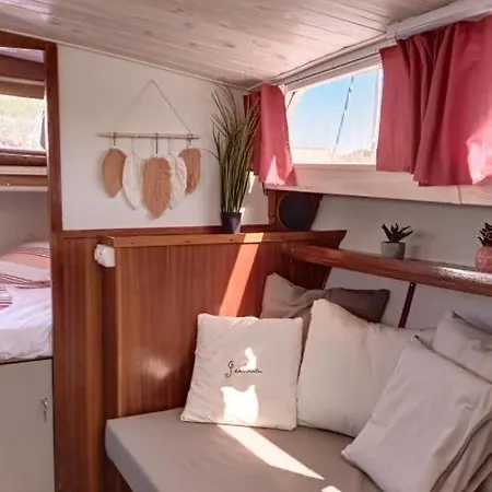 Nuit A Bord Du Jeshua Bateau A Quai Sur La Marina De Cyprien Campsite