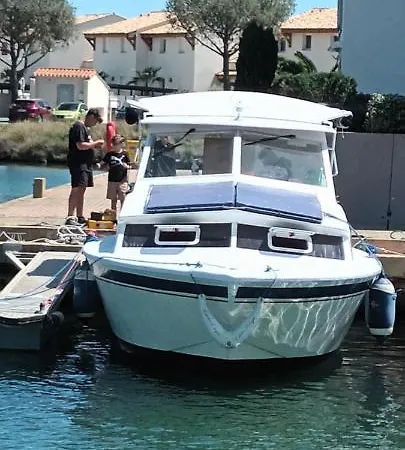 Nuit A Bord Du Jeshua Bateau A Quai Sur La Marina De Cyprien