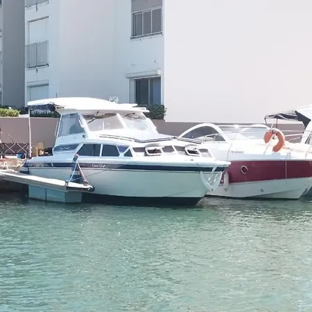 Nuit A Bord Du Jeshua Bateau A Quai Sur La Marina De Cyprien