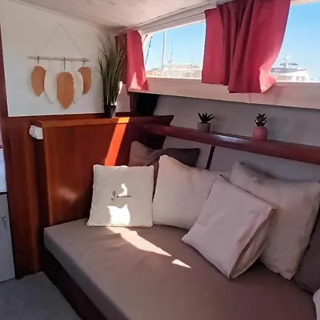Nuit A Bord Du Jeshua Bateau A Quai Sur La Marina De Cyprien Campsite